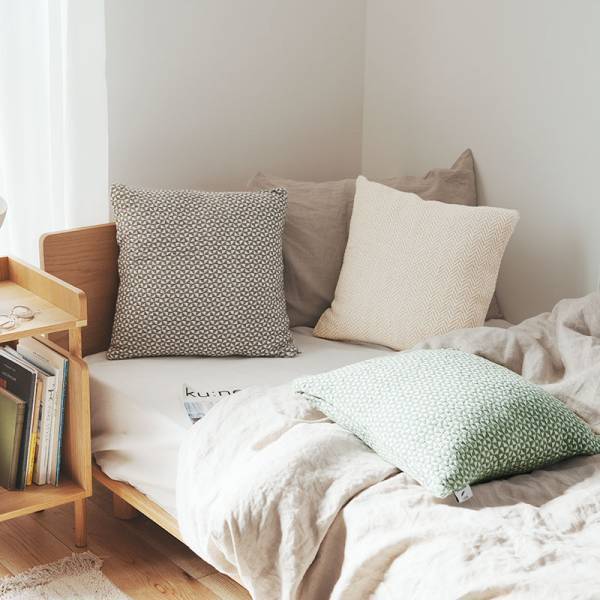 季節を感じる小さな模様替え。「手織り風クッションカバー」で春インテリアを楽しもう[PR]