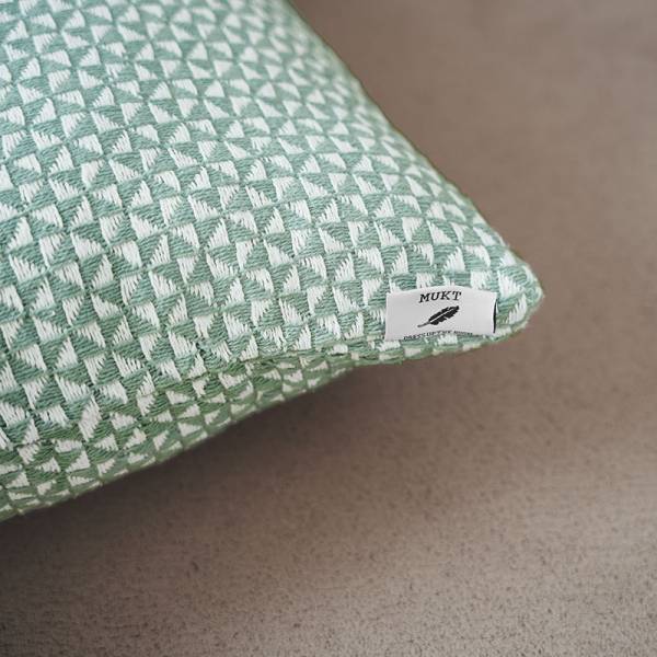 季節を感じる小さな模様替え。「手織り風クッションカバー」で春インテリアを楽しもう[PR]