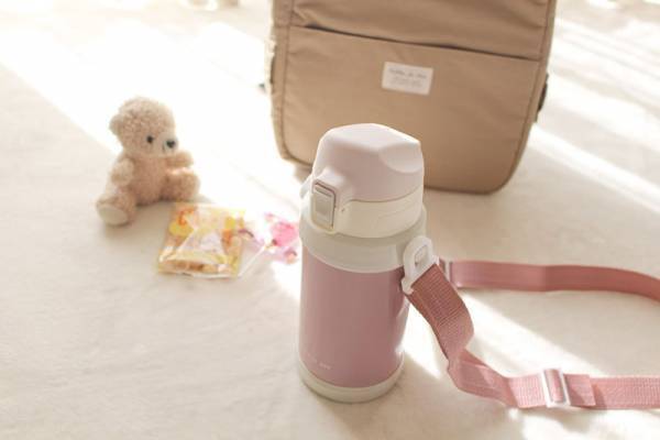 ずっと探してました。シンプル派ママも満足、ニュアンスカラーの「キッズ水筒」[PR]