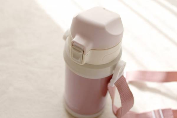 ずっと探してました。シンプル派ママも満足、ニュアンスカラーの「キッズ水筒」[PR]