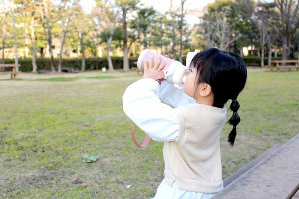 ずっと探してました。シンプル派ママも満足、ニュアンスカラーの「キッズ水筒」[PR]