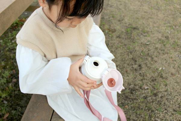 ずっと探してました。シンプル派ママも満足、ニュアンスカラーの「キッズ水筒」[PR]