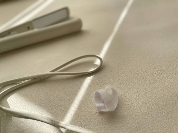 収納場所に困ったら。bon momentの「すっきりまとまる耐熱ヘアアイロンポーチ」。[PR]