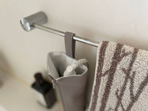 収納場所に困ったら。bon momentの「すっきりまとまる耐熱ヘアアイロンポーチ」。[PR]