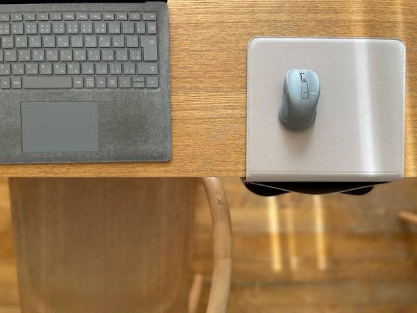 bon moment 「ベッド横、ソファ横で使えるフェイクレザーサイドポケット収納」のショートタイプをマウスパッドとして使ってみたら[PR]