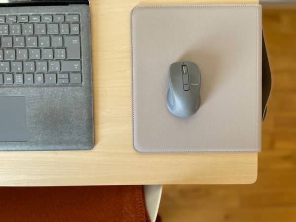 bon moment 「ベッド横、ソファ横で使えるフェイクレザーサイドポケット収納」のショートタイプをマウスパッドとして使ってみたら[PR]