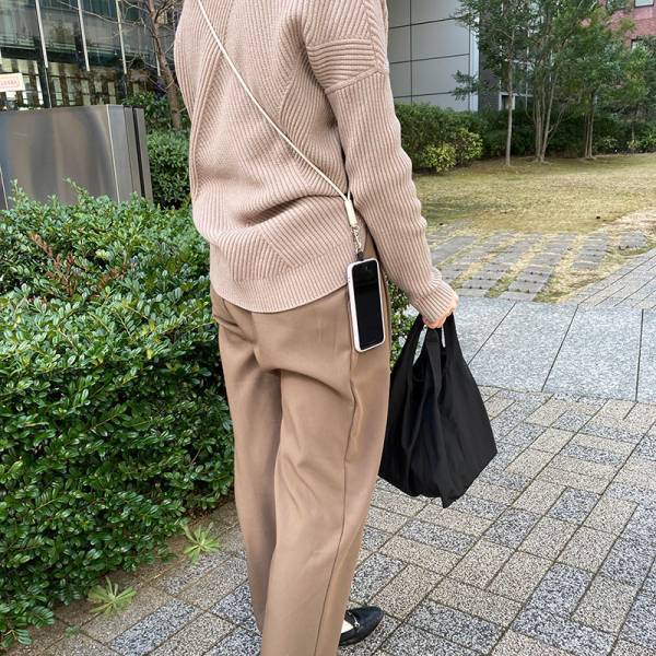 【アンジェ本店限定！新色登場】正直もう手放せない…！手ぶらが叶うスマホストラップ。愛用スタッフのリアル使用レポ[PR]