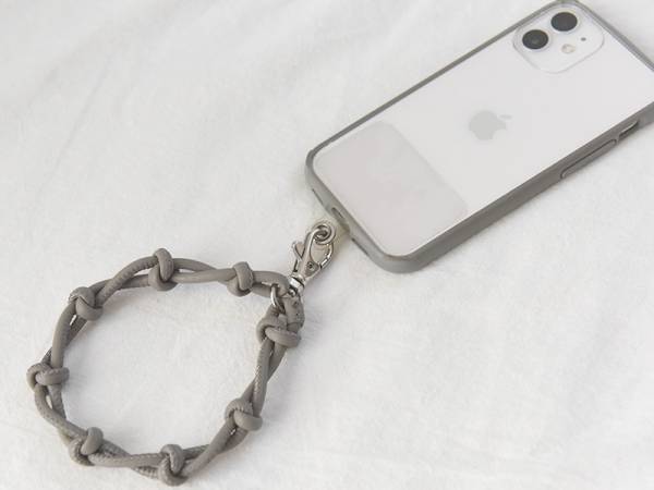 【アンジェ本店限定！新色登場】正直もう手放せない…！手ぶらが叶うスマホストラップ。愛用スタッフのリアル使用レポ[PR]