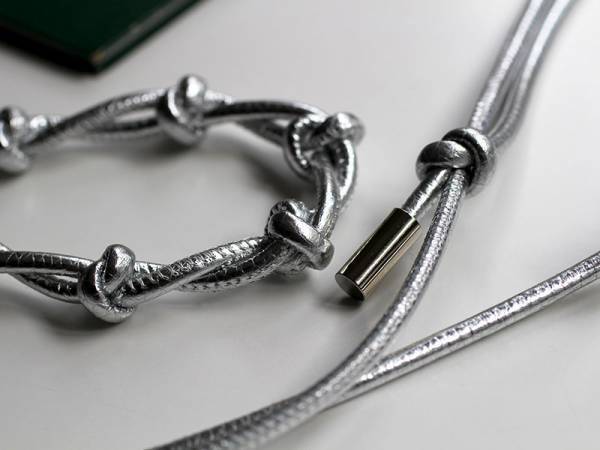 【アンジェ本店限定！新色登場】正直もう手放せない…！手ぶらが叶うスマホストラップ。愛用スタッフのリアル使用レポ[PR]