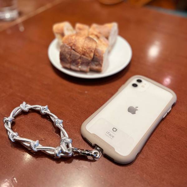 【アンジェ本店限定！新色登場】正直もう手放せない…！手ぶらが叶うスマホストラップ。愛用スタッフのリアル使用レポ[PR]