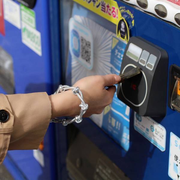 【アンジェ本店限定！新色登場】正直もう手放せない…！手ぶらが叶うスマホストラップ。愛用スタッフのリアル使用レポ[PR]