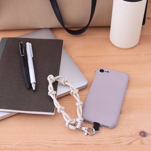 【アンジェ本店限定！新色登場】正直もう手放せない…！手ぶらが叶うスマホストラップ。愛用スタッフのリアル使用レポ[PR]