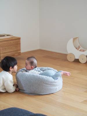ペットや赤ちゃんとの暮らしにも嬉しい！bon moment luxeから登場した布団収納ケースの新作“多機能モデル”のある暮らし【インスタグラマーさんのもの選び】[PR]