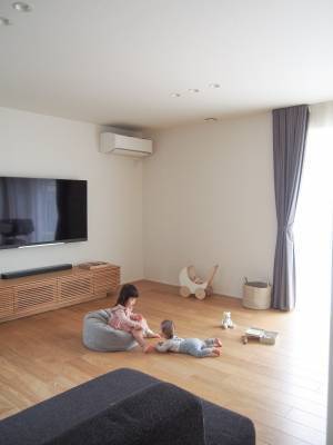 ペットや赤ちゃんとの暮らしにも嬉しい！bon moment luxeから登場した布団収納ケースの新作“多機能モデル”のある暮らし【インスタグラマーさんのもの選び】[PR]