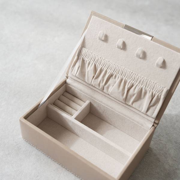 私だけの特別な宝箱。開く度に気分が上がるアクセサリーケース。アンジェスタッフに使用感聞きました。[PR]