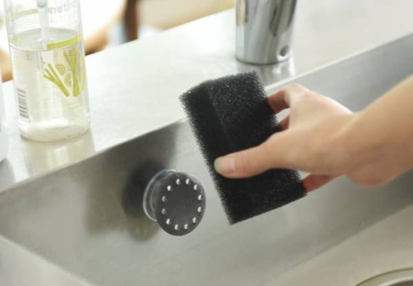 清潔＆スッキリ！シンクの景観も整う「浮かせるスポンジホルダー」【インスタグラマーさんのもの選び】[PR]