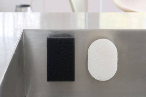 清潔＆スッキリ！シンクの景観も整う「浮かせるスポンジホルダー」【インスタグラマーさんのもの選び】[PR]