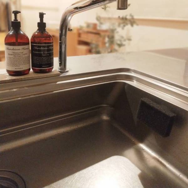 清潔＆スッキリ！シンクの景観も整う「浮かせるスポンジホルダー」【インスタグラマーさんのもの選び】[PR]