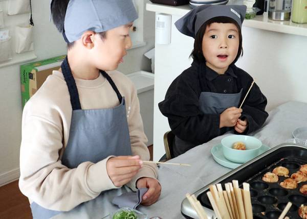 おままごとから園イベント、小学校使いまで。高学年まで長く使える「kukka ja puuキッズエプロン」[PR]