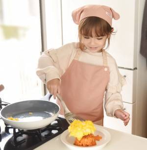 おままごとから園イベント、小学校使いまで。高学年まで長く使える「kukka ja puuキッズエプロン」[PR]