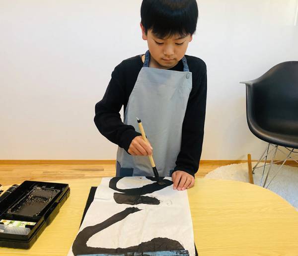 おままごとから園イベント、小学校使いまで。高学年まで長く使える「kukka ja puuキッズエプロン」[PR]