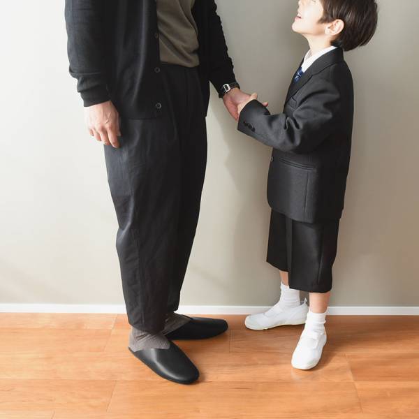 パパもママも使える「学校スリッパ」　シンプルでセレモニーにも使いやすい！