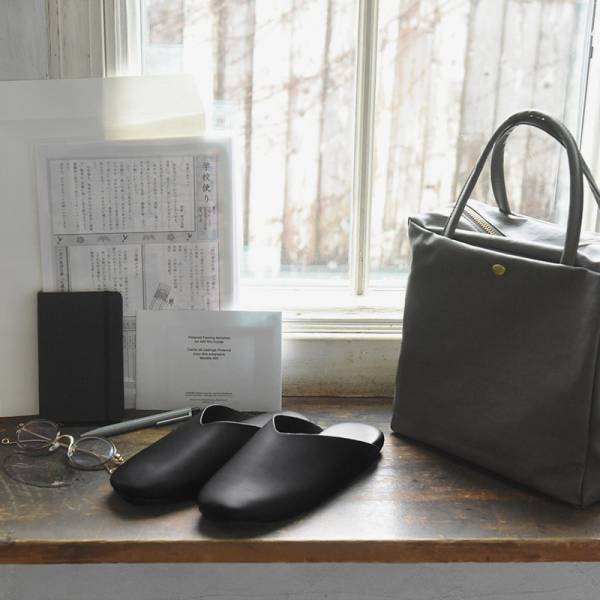 パパもママも使える「学校スリッパ」　シンプルでセレモニーにも使いやすい！