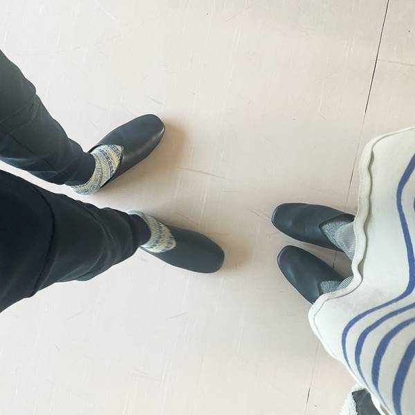 パパもママも使える「学校スリッパ」　シンプルでセレモニーにも使いやすい！