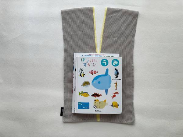 くしゅっと無造作に丸めてかわいい、春におすすめの「ラッセル編みのエコバッグ」。[PR]