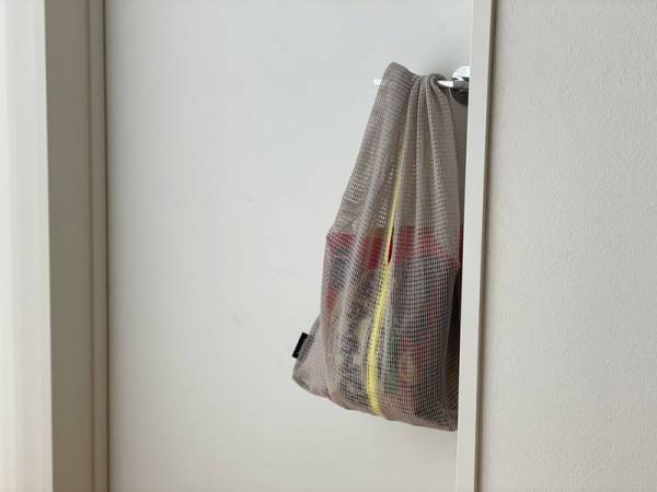 くしゅっと無造作に丸めてかわいい、春におすすめの「ラッセル編みのエコバッグ」。[PR]