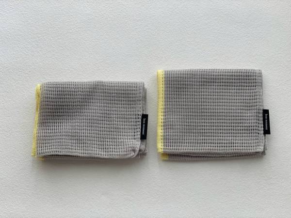 くしゅっと無造作に丸めてかわいい、春におすすめの「ラッセル編みのエコバッグ」。[PR]