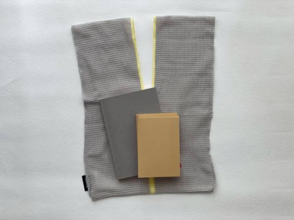 くしゅっと無造作に丸めてかわいい、春におすすめの「ラッセル編みのエコバッグ」。[PR]