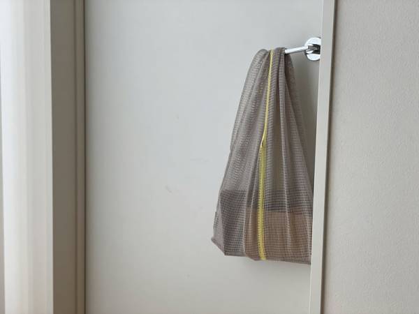 くしゅっと無造作に丸めてかわいい、春におすすめの「ラッセル編みのエコバッグ」。[PR]