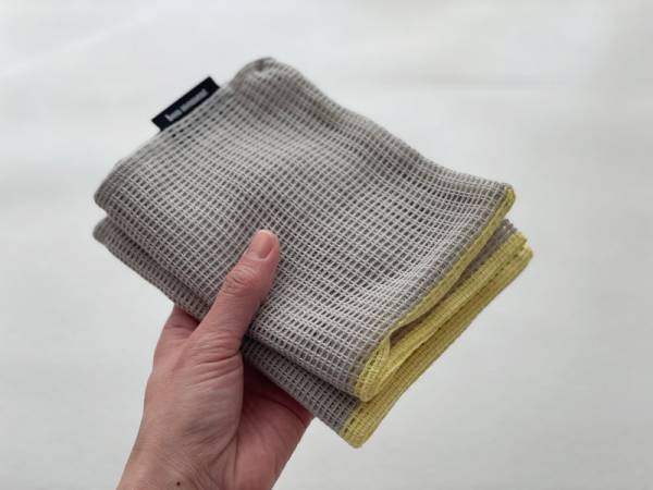 くしゅっと無造作に丸めてかわいい、春におすすめの「ラッセル編みのエコバッグ」。[PR]