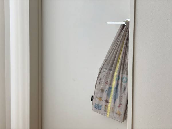 くしゅっと無造作に丸めてかわいい、春におすすめの「ラッセル編みのエコバッグ」。[PR]