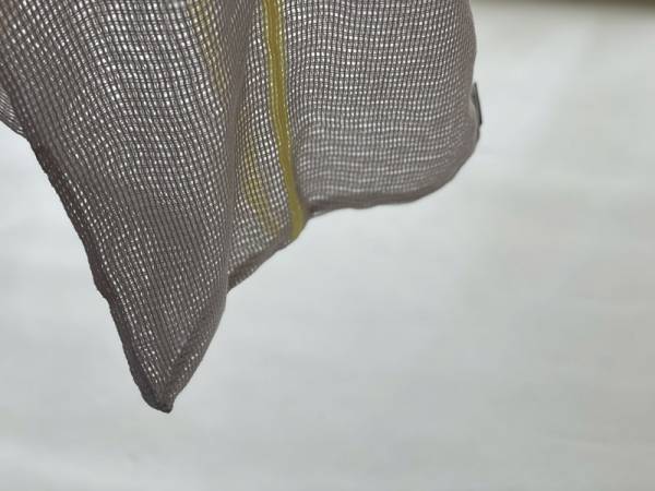 くしゅっと無造作に丸めてかわいい、春におすすめの「ラッセル編みのエコバッグ」。[PR]