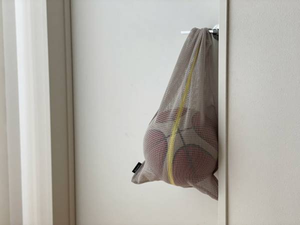 くしゅっと無造作に丸めてかわいい、春におすすめの「ラッセル編みのエコバッグ」。[PR]