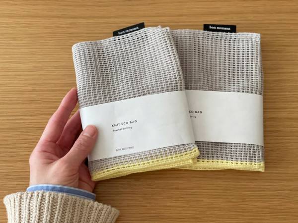 くしゅっと無造作に丸めてかわいい、春におすすめの「ラッセル編みのエコバッグ」。[PR]
