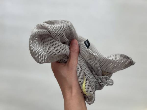 くしゅっと無造作に丸めてかわいい、春におすすめの「ラッセル編みのエコバッグ」。[PR]