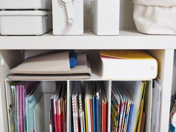 スマホや読みかけの本をスッキリ収納！収納場所がない場所に収納スペースをつくれる、「サイドポケット収納」[PR]