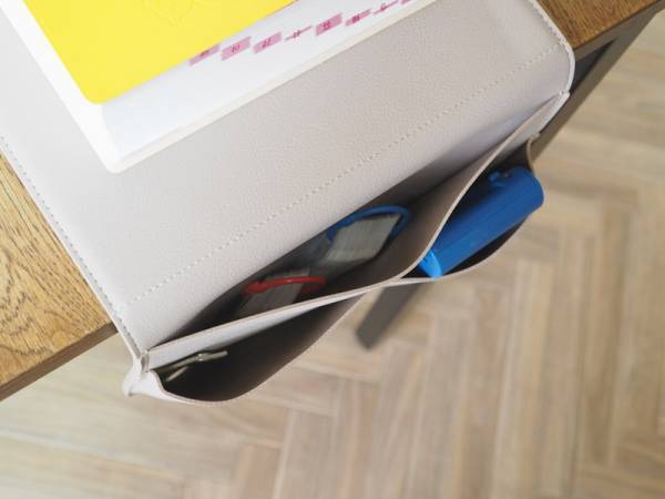 スマホや読みかけの本をスッキリ収納！収納場所がない場所に収納スペースをつくれる、「サイドポケット収納」[PR]