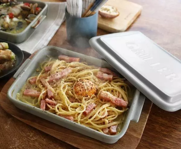 魚焼きグリルでメイン料理が完成!「グリラー」春の限定カラーが復活登場