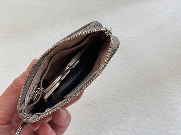 バッグの中身を模様替え。小物入れと名刺入れと小銭入れを上品なレザーアイテムに。[PR]