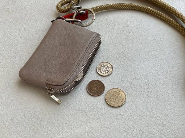 バッグの中身を模様替え。小物入れと名刺入れと小銭入れを上品なレザーアイテムに。[PR]