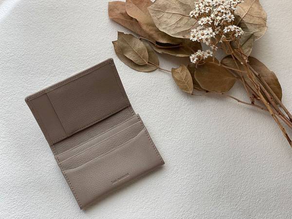バッグの中身を模様替え。小物入れと名刺入れと小銭入れを上品なレザーアイテムに。[PR]