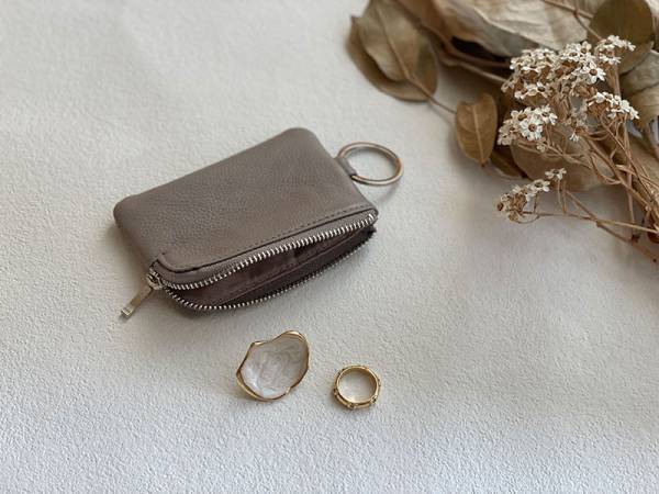 バッグの中身を模様替え。小物入れと名刺入れと小銭入れを上品なレザーアイテムに。[PR]