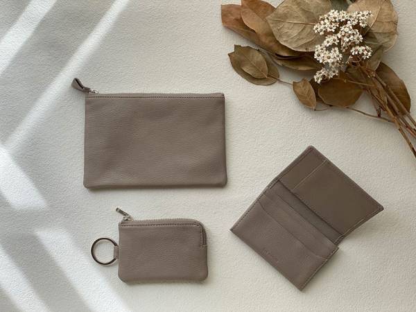 バッグの中身を模様替え。小物入れと名刺入れと小銭入れを上品なレザーアイテムに。[PR]