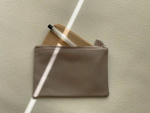バッグの中身を模様替え。小物入れと名刺入れと小銭入れを上品なレザーアイテムに。[PR]