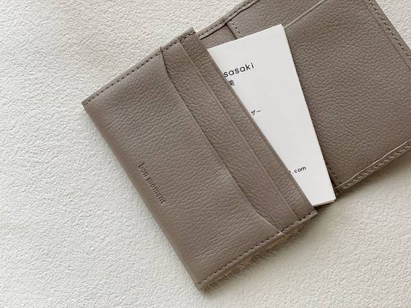 バッグの中身を模様替え。小物入れと名刺入れと小銭入れを上品なレザーアイテムに。[PR]