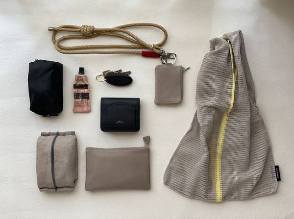 バッグの中身を模様替え。小物入れと名刺入れと小銭入れを上品なレザーアイテムに。[PR]